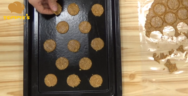 小心地放在烤盤上，上火160度 下火140度 烤18分鐘