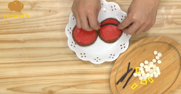 帶巧克力成形後，放上翻糖裝飾(可以沾點水讓翻糖更貼合)