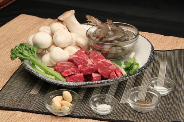 蒜頭切片、蔥及青花菜切花