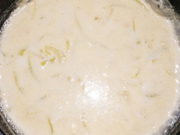 拌勻後，加入牛奶及玉米，同時撒上適量胡椒鹽，開弱火煮到喜歡的硬度。
＊可以試一下味道。