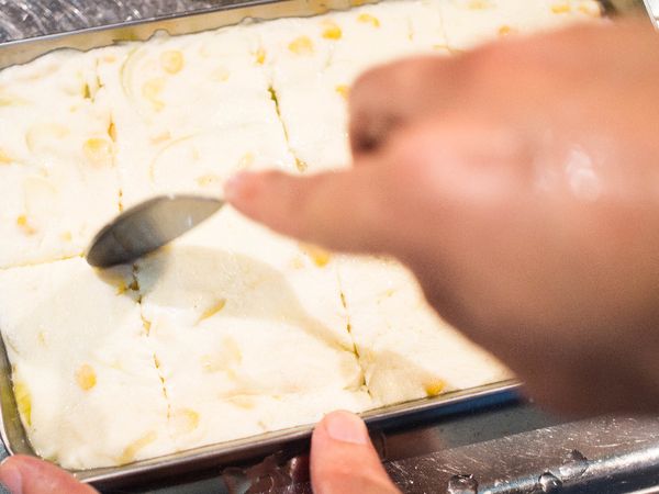 取一個平底容器（建議為四角形），將奶油醬倒入，放涼一些後放進冰箱冷藏30分鐘以上。

混合麵衣備用。
將奶油醬從冰箱取出，用湯匙切成塊。