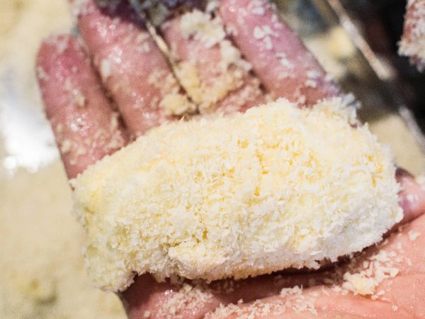 依序沾上麵衣
在沾上麵包粉。