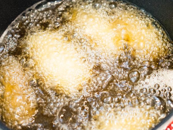 熱170度油鍋，下鍋油炸。