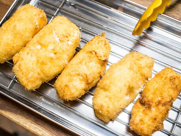 炸好後瀝油就做好了