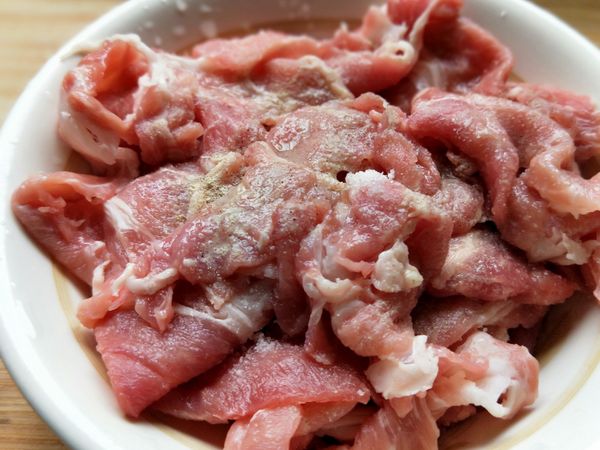 豬肉片先以醃料抓醃備用。