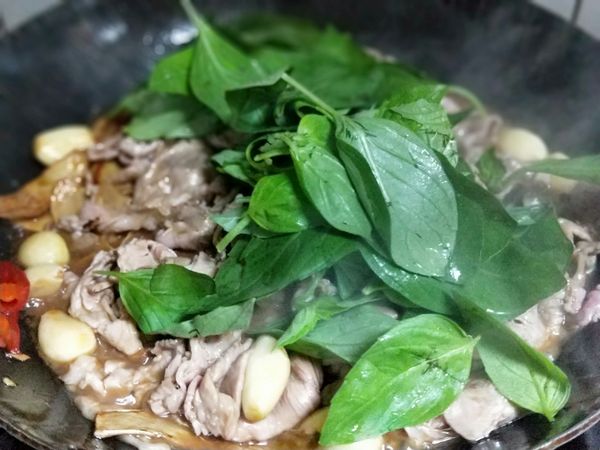 撒九層塔快炒，趁熱上桌。