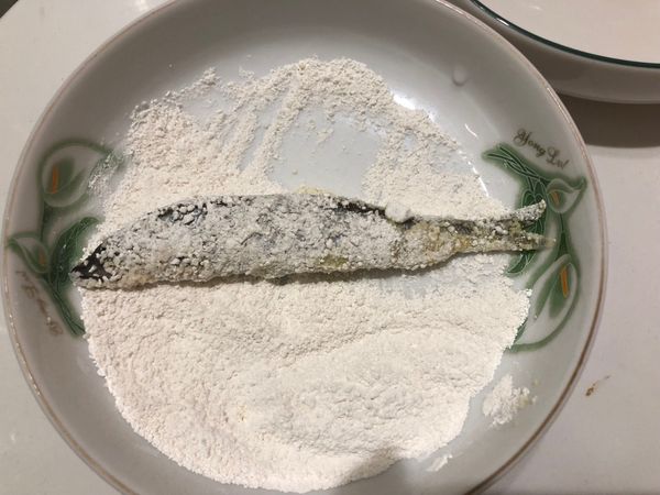 魚沾滿蛋後
再抹上木薯粉