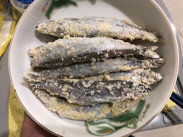 靜置好後
將魚前後都抹上油

不抹油，
炸完後粉會白白的噢