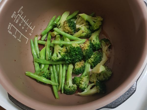 飛利浦萬用鍋無水模式
我會先用無水23分鐘的模式將厚的食材煮熟，
再淋點醬，用3分鐘的模式收乾