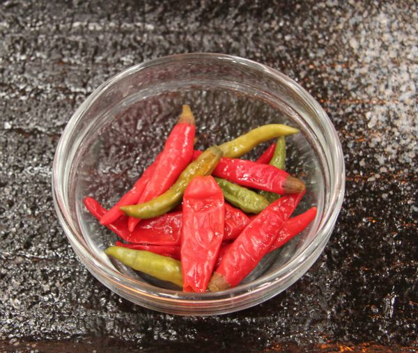 上菜擺盤後，擺上泡椒增加紅色喜氣色澤