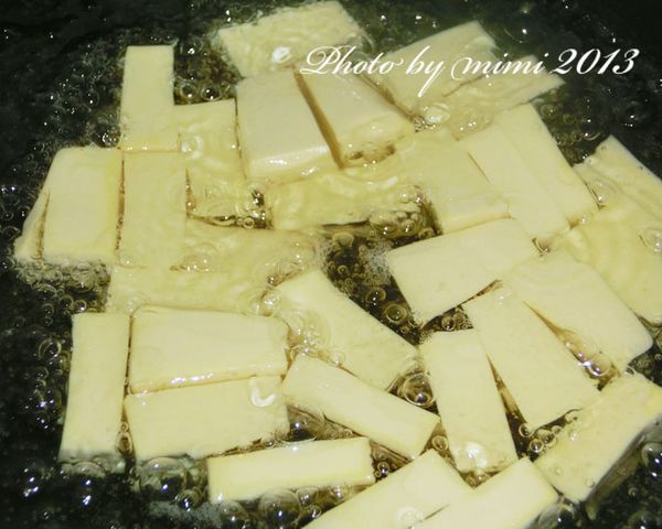 雞蛋豆腐切小塊，炸至金黃後，先盛起備用。
