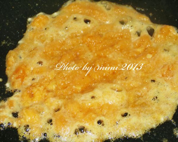 起鍋，加入適量橄欖油，爆香蒜末後，加入壓碎的鹹蛋黃炒至稍微起泡。