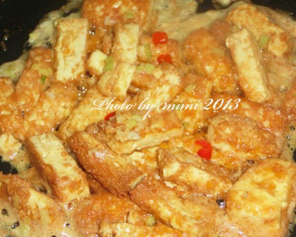 加入步驟1的雞蛋豆腐拌勻，再加入蔥末及[調味料]拌勻即可。(喜歡吃辣的人可在這個時候加入辣椒丁)