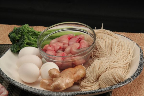 先將松阪豬逆紋路斜切接著擺盤再放上蛋酥即可上桌