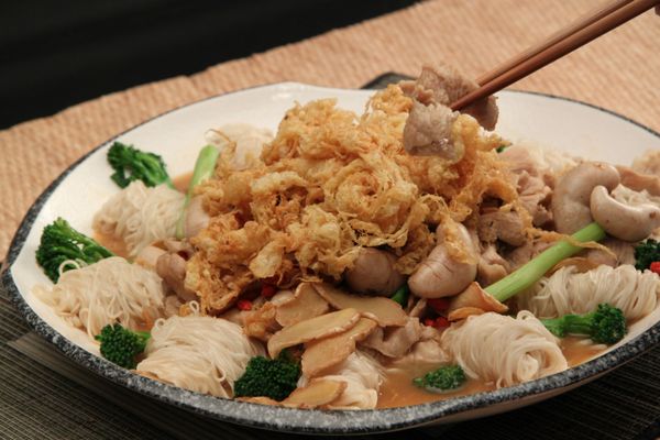 接著擺盤再放上蛋酥即可上桌