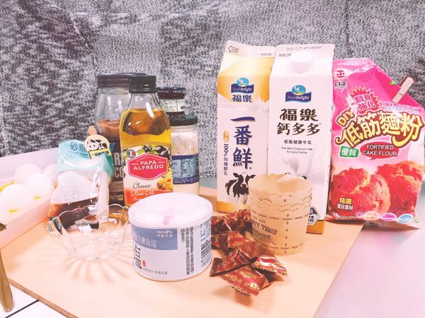 材料準備好，蛋打散+牛奶+蛋+油