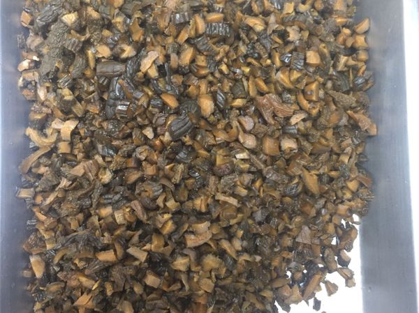 蒜頭洗淨去蒂拍裂切碎
幼條瓜對半切，再切ㄧ小小塊