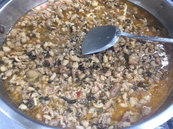 備鍋燒熱下1匙油，把蒜頭末爆香（3分鐘）後盛出瀝油
原油（蒜頭油）拿來爆香豬絞肉（炒到肉變色）關火下爆香過的蒜頭末、下切小塊的幼條瓜及醬汁、米酒1匙、冰糖1匙、醬油1匙、蠔油ㄧ點點、白胡椒粉（看自己）。
*如要吃辣，加辣豆瓣醬*
滾後調小火，煮30分鐘，再悶10分鐘
*水要比肉少（稠稠感）*