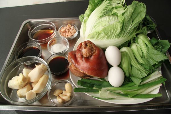 將白菜、青江菜切斷；蔥花、蒜片、筍子及豬腿庫切片