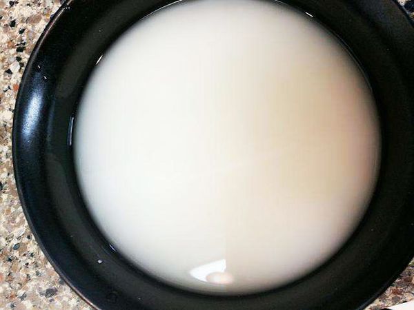 酵母粉加白砂糖，加入水化开，静置5分钟；