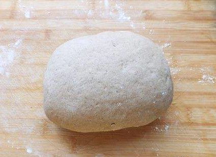 将酵母水倒入混合好的面粉中，搅拌成小面絮状，然后揉成光滑的面团，盖保鲜膜发酵，发至两倍大即可；