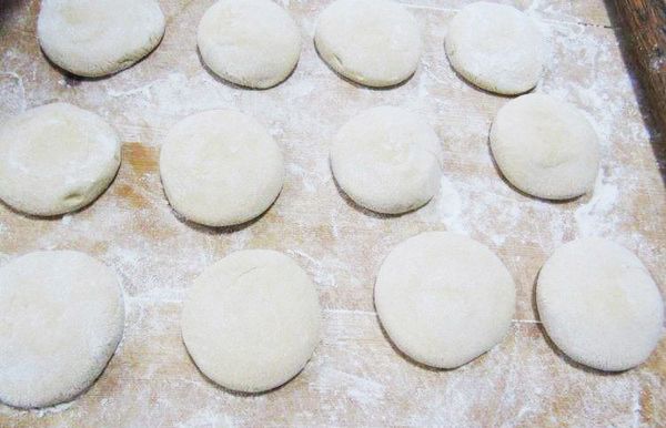 面团反复揉搓排气，分成大小合适的面剂子，取一个面剂子，擀成大圆饼；