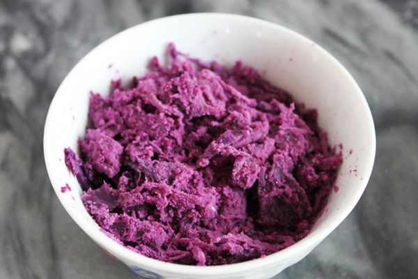 紫薯上蒸锅蒸20分钟，蒸熟后去皮，压成紫薯泥，备用；