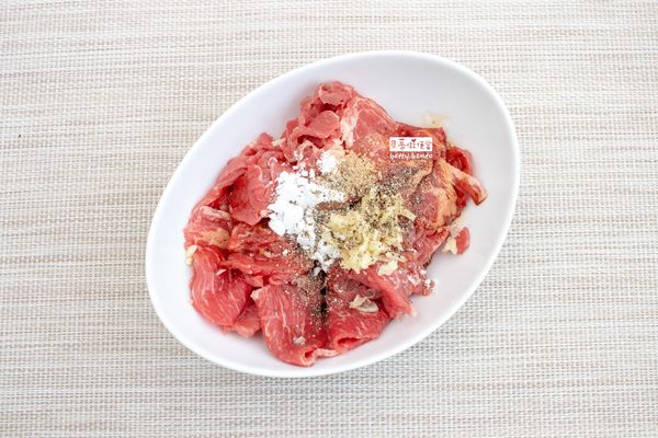 將牛肉片切成2~3段(比較好入口)，加入醃料抓勻後靜約20分鐘(或醃過夜)。