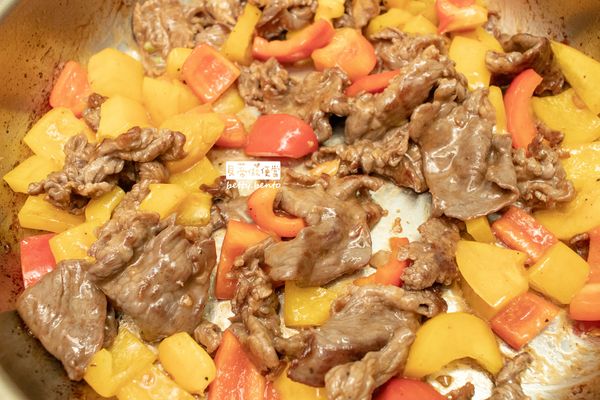 加入甜椒一起快速拌炒。