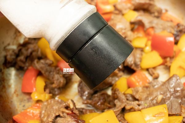 起鍋前加點鹽巴提味(如醬油夠鹹，則可不用再加鹽)即完成。