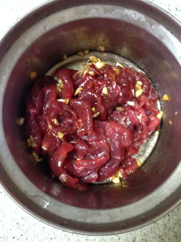 1.牛肉片加蒜末、醬油、少許油拌勻備用。