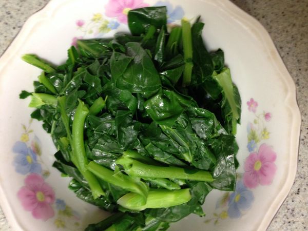 2.芥藍洗乾淨切小段川燙備用。