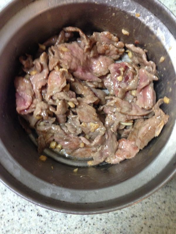 3.鍋內加入少許油將牛肉片炒至8分熟盛出。
