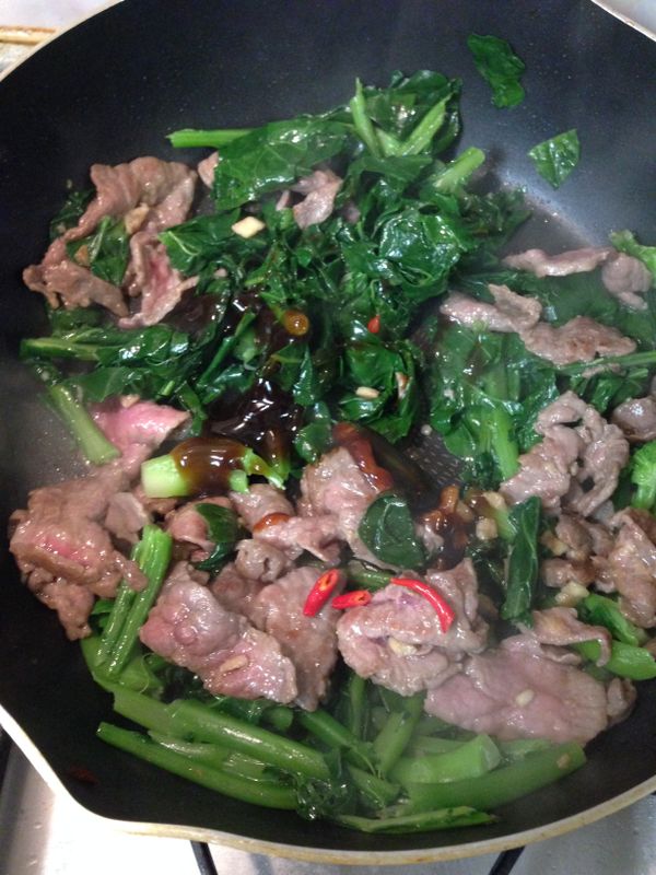 4.再將川燙好的芥藍菜及8分熟牛肉、蠔油加入鍋中同炒至牛肉全熟即可。