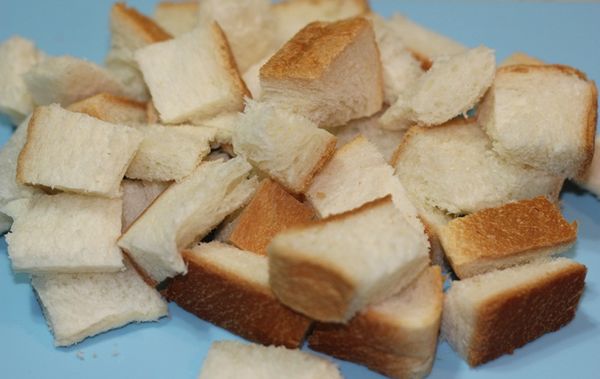 步驟1:先取兩片吐司的份量,將其切成小方塊!