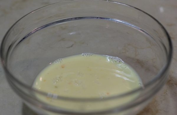 步驟2:將雞蛋(全蛋)和牛奶均勻的混合!