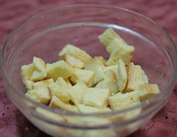 步驟3:將"吐司丁"放入"步驟2"的液體中, 讓"吐司丁"充份吸滿!