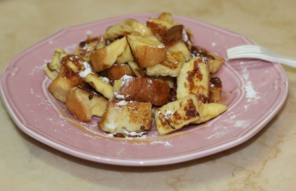 步驟4;用中火將奶油到入鍋中溶化, 將"吐司丁"放入煎至"有點金黃後取出. 表面灑上"糖粉"再淋上"蜂蜜", 即是美味的"法式吐司丁"