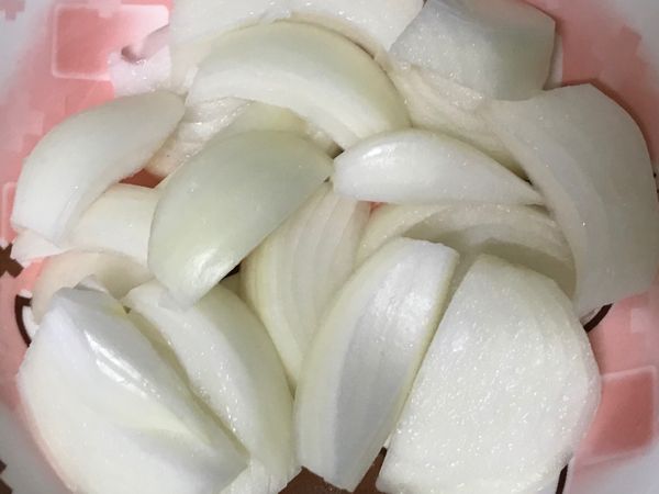 洋蔥剝開洗淨切塊