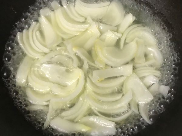 洋蔥煮軟撈起備用