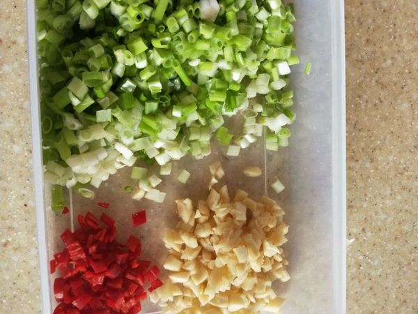 蔥蒜辣椒切碎備用