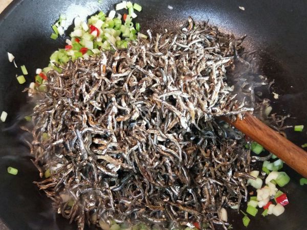 加入炸好的小魚乾