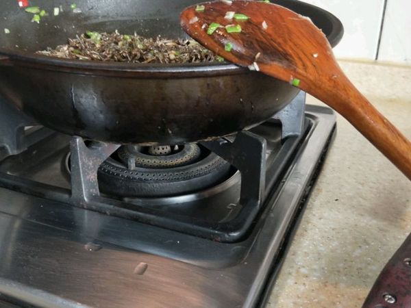 關火，加入二砂糖拌炒均勻