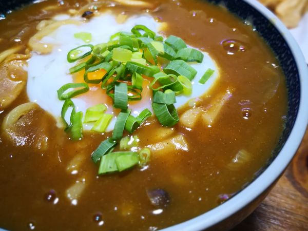 ●洋蔥切絲，蔥白切段，蔥綠切成蔥花。
●雞皮朝下乾煎至金黃，翻面煎至七分熟後，切成易入口大小。
●咖哩加熱後，蔥白、洋蔥、鴻禧菇、雞肉和麵入鍋，依喜好加水調整濃淡度，煮到雞肉全熟。
●另煮一鍋500ml熱水，水滾後關火，加100ml的冷水，輕輕放入蛋，燜15分鐘。
●烏龍麵裝碗後，加蛋和蔥綠，完成。