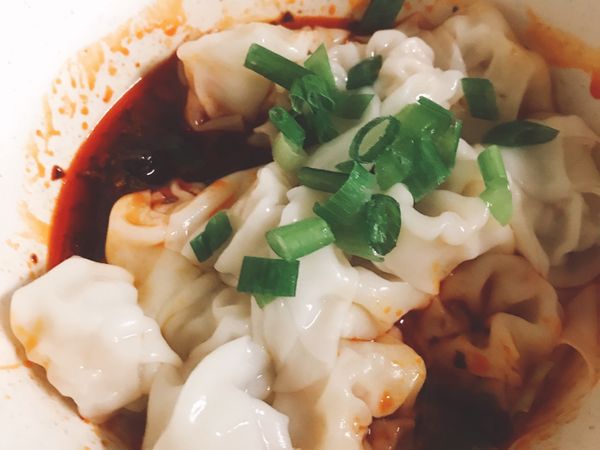 將餛飩主熟同時，將所有佐料拌一起（如果想要味道重些，可以另外加入花椒以及辣油）
然後將煮熟餛飩加入醬料就完成囉✅