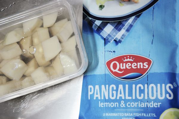 先將馬鈴薯削好切塊煮軟；將巴沙魚片退冰。