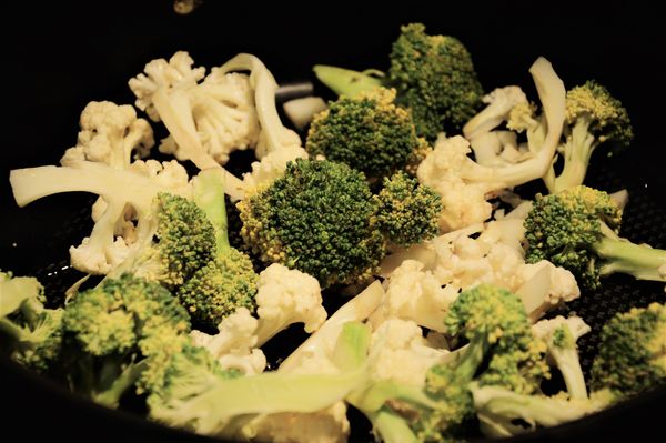 先將花椰菜、青花菜以及橄欖油快炒至有稍微有香氣，再加入少量水分蓋鍋悶煮至剩少量水分後，加入適量鹽、不到半茶匙薑黃以及一茶匙煙燻紅椒粉，關火攪拌均勻即可盛盤。