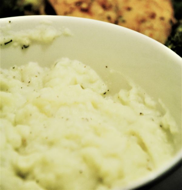 炒菜期間的空檔，把煮熟的馬鈴薯瀝乾並壓成泥，加入適量牛奶後，將馬鈴薯拌成半泥半水狀，再加入適量義大利香料拌勻。