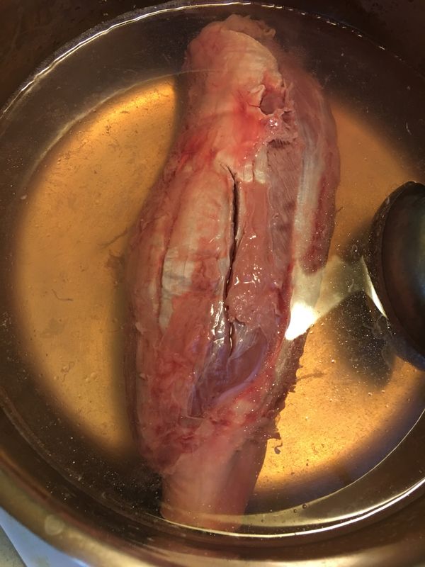 牛腱條川燙、去血水，取出洗淨再切片備用