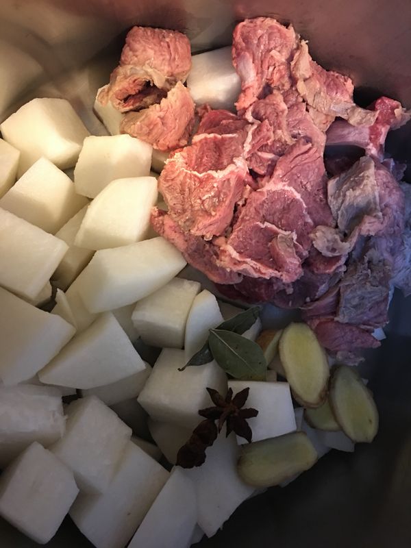 將所有食材倒入快鍋，加2000cc的水，關上快鍋蓋，以中火煮，待蒸汽通過噴氣閥發出嘶的聲響, 轉小火煮約30分鐘，熄火，悶約30分鐘，壓力指示器降下，即可打開鍋蓋，最後開鍋再加適量鹽巴調味、撒上蔥花即可（操做方式，依照快鍋的使用說明及建議）